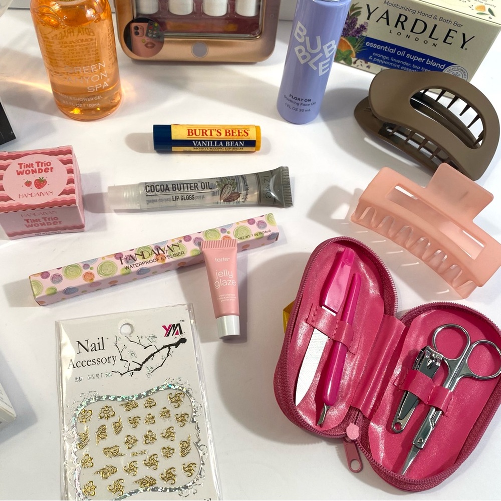 Lot of 18 Beauty Essentials Skincare Lip Eyeliner Bath Nails Tarte Bubble KISS - Picture 6 of 17